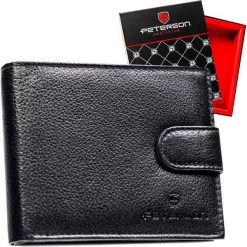 Klasyczny, czarny portfel męski ze skóry naturalnej zamykany zatrzaskiem - Peterson. Czarne portfele męskie Peterson, bez wzorów, ze skóry. Za 139.99 zł.