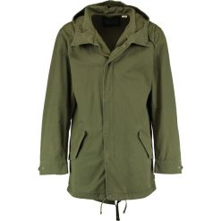 Levi's® FISHTAIL Parka olive night. Parki męskie marki Levi's. W wyprzedaży za 399.20 zł.