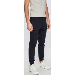 Armani Exchange - Spodnie. Spodnie na co dzień męskie marki Armani Exchange. Za 519.90 zł.