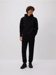 Bluza regular z kapturem - czarny. Czarne bluzy nierozpinane męskie Reserved, l, bez wzorów, z bawełny, bez ramiączek, z kapturem. Za 139.99 zł.