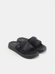 Klapki - czarny. Czarne klapki i japonki męskie Sinsay, bez wzorów. Za 39.99 zł.
