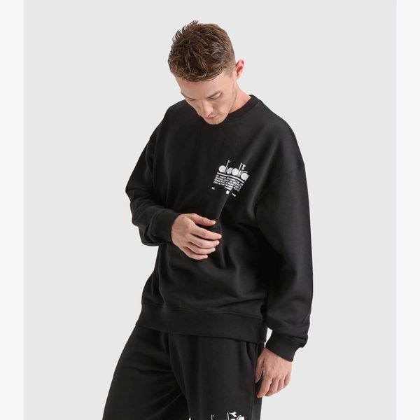 Bluza DIADORA SWEATSHIRT CREW MANIFESTO. Czarne bluzy nierozpinane męskie Diadora, m, bez wzorów, bez ramiączek, bez kaptura. Za 139.99 zł.
