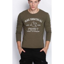 Ciemnozielona Koszulka Armoured. Zielone koszulki męskie z długim rękawem marki Born2be, z długim rękawem. Za 29.99 zł.