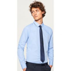 Koszula regular fit - Niebieski. Niebieskie koszule męskie Reserved. W wyprzedaży za 49.99 zł.