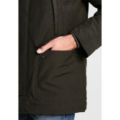 GAP SNORKEL Parka deep woods. Zielone płaszcze męskie GAP, z bawełny. W wyprzedaży za 561.75 zł.