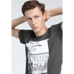 T-shirt męski TSM027 - ciemny szary melanż. T-shirty męskie marki 4f. W wyprzedaży za 59.99 zł.