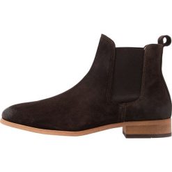Shoe The Bear CHELSEA Botki dark brown. Buty zimowe męskie Shoe The Bear. W wyprzedaży za 535.20 zł.