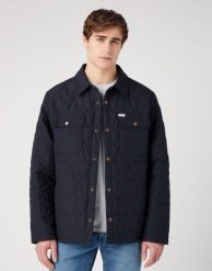 WRANGLER MĘSKA KURTKA WRANGLER TRANSITIONAL JACKET BLACK 112341087. Czarne kurtki męskie Wrangler, m, bez wzorów, bez ramiączek, bez kaptura. Za 299.99 zł.