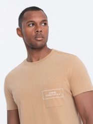 T-shirt męski bawełniany z nadrukiem na kieszonce - jasnobrązowy V6 - Rozmiar: XXL. Brązowe t-shirty męskie Ombre Clothing, m, bez wzorów, z bawełny, bez kołnierzyka, bez ramiączek. W wyprzedaży za 29.99 zł.