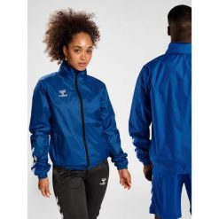 Kurtka ortalionowa piłkarska dla dorosłych Hummel Core XK Spray Jacket. Niebieskie kurtki męskie HUMMEL, m, bez wzorów, sportowe, bez ramiączek, bez kaptura. Za 212.50 zł.