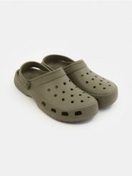 Klapki piankowe z paskiem na piętę - brązowy. Brązowe klapki i japonki męskie Sinsay, bez wzorów. Za 25.99 zł.