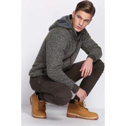 Ciemnozielone Spodnie Dresowe Tie the Best. Zielone spodnie dresowe męskie Born2be, z dresówki. Za 49.99 zł.