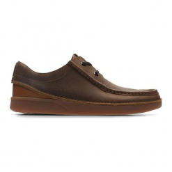 Skórzane półbuty w kolorze brązowym. Brązowe eleganckie półbuty męskie Clarks, ze skóry. W wyprzedaży za 269.95 zł.