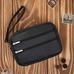 Saszetka męska skórzana do ręki kompaktowa klasyczna czarna Abruzzo ABR-40. Czarne saszetki męskie bez wzorów, ze skóry, klasyczne, do ręki. Za 99.00 zł.