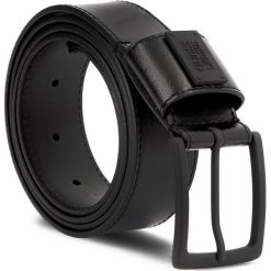 Pasek Męski GUESS - BM7083 LEA35 BLA. Czarne paski męskie Guess, z aplikacjami, ze skóry. Za 229.00 zł.