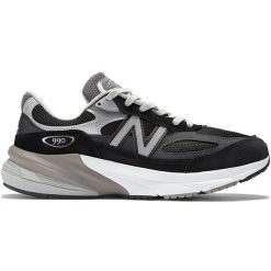 Buty męskie New Balance M990BK6 – czarne. Czarne buty do biegania męskie New Balance, bez wzorów, z dresówki, bez zapięcia, do biegania. Za 1,249.99 zł.