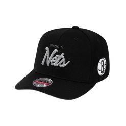Czapka typu snapback Mitchell & Ness Foundation Script Stretch Brooklyn Nets. Czarne czapki męskie Mitchell & Ness, bez wzorów, eleganckie. Za 218.50 zł.