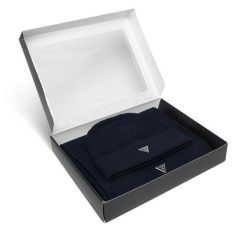 Zestaw Szalik i Czapka Guess. Niebieskie czapki męskie Guess, na zimę, z aplikacjami. Za 399.99 zł.