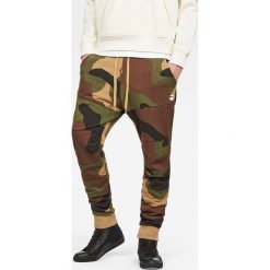 G-Star Raw - Spodnie. Szare spodnie dresowe męskie marki G-Star Raw, z bawełny. W wyprzedaży za 499.90 zł.