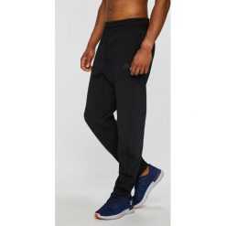 Nike Sportswear - Spodnie. Spodnie na co dzień męskie marki Nike Sportswear. W wyprzedaży za 299.90 zł.