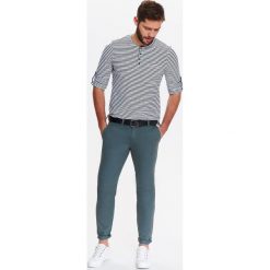 SPODNIE MĘSKIE REGULARNE TYPU CHINO Z PASKIEM. Eleganckie spodnie męskie marki TOP SECRET. W wyprzedaży za 99.99 zł.
