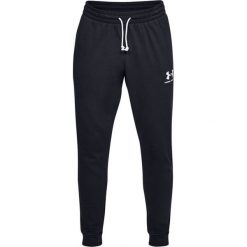 Spodnie dresowe w kolorze czarnym. Czarne długie spodnie sportowe męskie Under Armour, bez wzorów, z dresówki. W wyprzedaży za 129.95 zł.