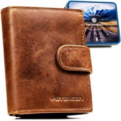 Jasnobrązowy portfel męski ze skóry naturalnej wyposażony w system RFID, zamykany zatrzaskiem - Peterson. Brązowe portfele męskie Peterson, bez wzorów, ze skóry. Za 59.99 zł.