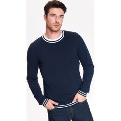 SWETER MĘSKI Z GŁADKIEJ DZIANINY Z KONTRASTOWYM DEKOLTEM. Swetry męskie TOP SECRET. W wyprzedaży za 39.99 zł.