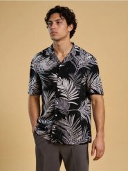 Wiskozowa koszula z letnim motywem - czarny. Czarne koszule męskie Sinsay, na lato, l, bez wzorów, z wiskozy, bez kołnierzyka, bez ramiączek. Za 39.99 zł.