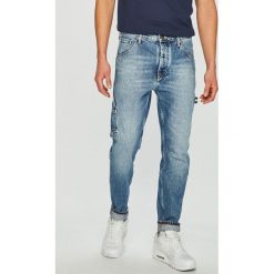Tommy Jeans - Jeansy Tapered Carpenter. Jeansy męskie marki Tommy Jeans. W wyprzedaży za 429.90 zł.