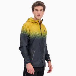 Kurtka wiatroszczelna męska do biegania i na szlak PERFORMANCE WINDBREAKER. Żółte kurtki męskie BODYCROSS, na zimę, m, bez wzorów, z materiału, bez kaptura, do biegania. Za 739.99 zł.