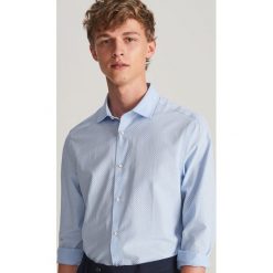 Koszula slim fit z drobnym nadrukiem - Niebieski. Koszule męskie Reserved. Za 99.99 zł.