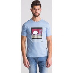 Niebieski t-shirt męski z wielokolorowym nadrukiem. T-shirty męskie TRUSSARDI JEANS. Za 127.60 zł.