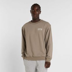 Bluza męska New Balance MT41547DOK – beżowa. Brązowe bluzy nierozpinane męskie New Balance, l, bez wzorów, z bawełny, klasyczne, bez ramiączek, bez kaptura. Za 249.99 zł.