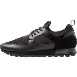 Cruyff TRAXX Sneakersy niskie black. Czarne buty sportowe na co dzień męskie Cruyff, z materiału. Za 589.00 zł.