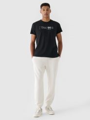 4F T-shirt regular z nadrukiem męski - czarny S. Czarne t-shirty męskie 4f, m, bez wzorów, z bawełny, bez kołnierzyka, bez ramiączek. W wyprzedaży za 39.99 zł.