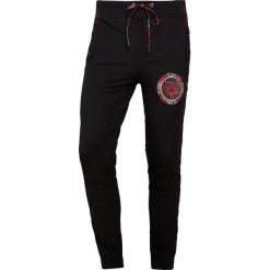 Plein Sport TROUSERS FLY AWAY Spodnie treningowe black. Czarne długie spodnie sportowe męskie marki Plein Sport, z bawełny. W wyprzedaży za 772.85 zł.