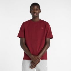 Koszulka męska New Balance MT41533MHB – bordowa. Czerwone t-shirty sportowe męskie New Balance, m, bez wzorów, z dresówki, klasyczne, bez ramiączek. Za 169.99 zł.