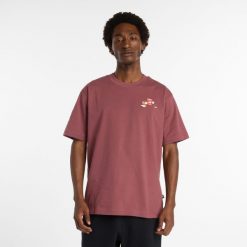 Koszulka męska New Balance MT53931WAD – bordowa. Czerwone t-shirty sportowe męskie New Balance, m, z aplikacjami, z dresówki, klasyczne, bez ramiączek. Za 139.99 zł.