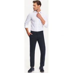 SPODNIE MĘSKIE W STYLU CHINO Z GŁADKIEJ TKANINY. Eleganckie spodnie męskie marki TOP SECRET. W wyprzedaży za 39.99 zł.