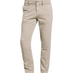 7 for all mankind SLIMMY Spodnie materiałowe sand. Eleganckie spodnie męskie marki 7 for all mankind. W wyprzedaży za 735.20 zł.