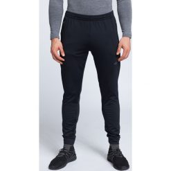 Spodnie treningowe męskie SPMTR002 - głęboka czerń. Długie spodnie sportowe męskie marki 4f. W wyprzedaży za 149.99 zł.