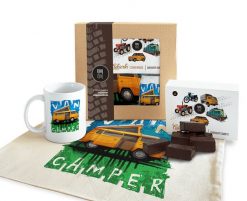 Kamper — paczka (Zawartość paczki: koszulka, torba, kubek, słodycze; Rozmiar koszulki / bluzy: L (męska); Kolor koszulki / bluzy: jasnoszary melanż; R. Szare bluzy nierozpinane męskie nikiniki, l, bez wzorów, z bawełny, bez ramiączek, bez kaptura. Za 169.00 zł.