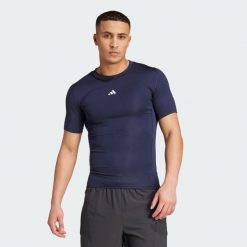 Koszulka TECHFIT Compression Training. Niebieskie bielizna termoaktywna męska ADIDAS, bez wzorów, z materiału, bez ramiączek, do piłki nożnej, techfit (adidas). W wyprzedaży za 111.75 zł.