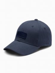Czapka męska z daszkiem bejsbolówka z patchem – granatowa V2 OM-ACCS-0103 - uniwersalny. Niebieskie czapki męskie Ombre Clothing, z aplikacjami, z bawełny. W wyprzedaży za 39.99 zł.