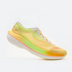 Buty do biegania męskie Kiprun KD900X 2. Białe buty do biegania męskie KIPRUN, bez wzorów, bez zapięcia, do biegania. Za 599.99 zł.