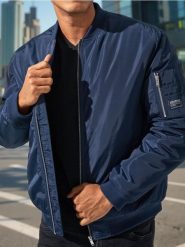 Kurtka bomber - granatowy. Niebieskie kurtki męskie Sinsay, l, bez wzorów, z satyny, bez ramiączek, bez kaptura. Za 79.99 zł.