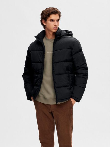 Selected Homme Kurtka zimowa Cooper 16089957 Czarny Regular Fit. Czarne kurtki męskie Selected Homme, na zimę, m, bez wzorów, z syntetyku, bez ramiączek, bez kaptura. Za 299.99 zł.