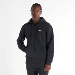 Bluza męska New Balance MJ43902BK – czarna. Czarne bluzy nierozpinane męskie New Balance, m, bez wzorów, z bawełny, klasyczne, bez ramiączek, z kapturem. Za 279.99 zł.
