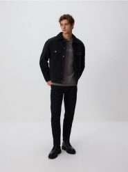 Jeansowa kurtka sherpa - czarny. Czarne kurtki męskie Reserved, l, bez wzorów, z denimu, bez ramiączek, bez kaptura. Za 239.99 zł.